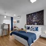 Luxury Center Apartment